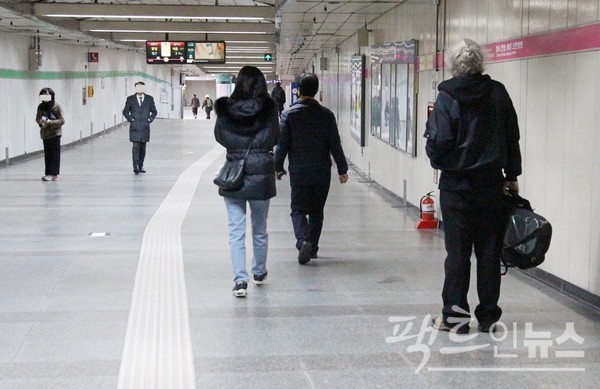 결국, 이 외국인은 자리를 편지 10분도 안돼 쓸쓸하게 퇴장했다. [사진= 정수남 기자]