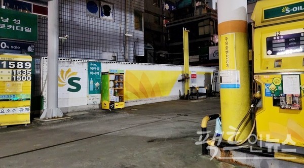 현장에서는 싱가포르 유가 오름세를 이미 반영했다. 수도권 도시에 있는 주유소의 이번주 유가. 휘발유가 경유보다 54원 비싸다.  [사진=스페셜경제]
