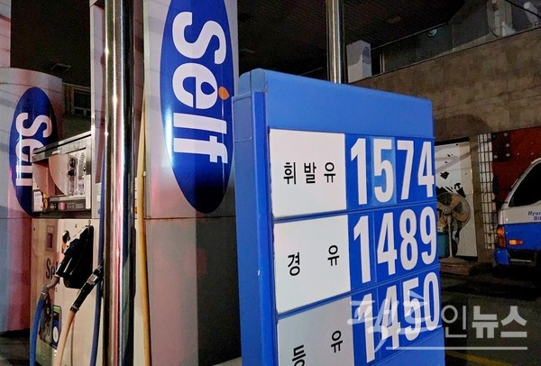 위 주유소에서 직선으로 1㎞ 떨어진 셀프주유소의 이번주 유가. 휘발유가 89원 더 비싸면서, 이달 15일 차이를 유지했다. [사진=스페셜경제]