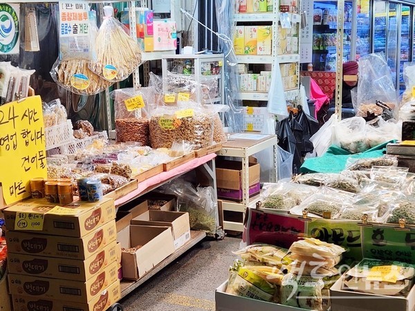 이곳에 있는 건어물 가게가 새벽 3시경에도 불을 밝혔지만, 손님은 없다. 이로 인해 가게 주인으로 보이는 70대 남자가 난로가에 앉아 스마트폰을 보고 있다. [사진= 정수남 기자]