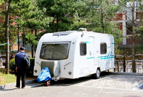 무료 주차장에 알박기 한 캠핑카. [사진=스페셜경제]