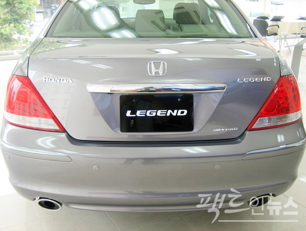극중 혼다의 각진 세단의 후면이 등장한다. [사진=정수남 기자]