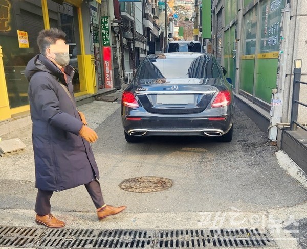 차량 가격이 8000만원대인 벤츠 E 220d가 수도권 한 도시의 주택가 골목을 점령했다. 불법이다. [사진= 정수남 기자]