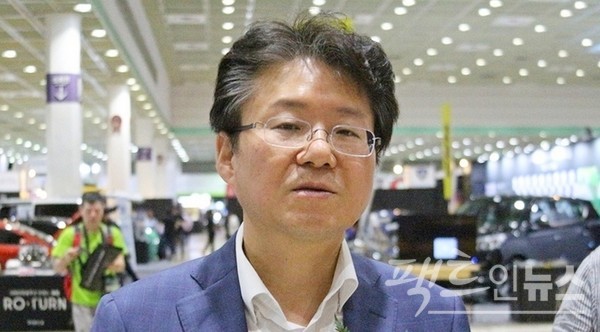 코로나19 직전인 2019년 서울오토살롱 행사장에서 만난 김필수 교수. [사진=스페셜경제]