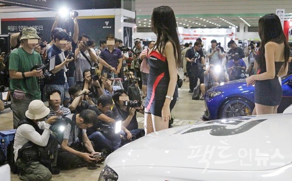 2019년 서울오토살롱에 관람객과 취재진이 몰렸다. [사진=스페셜경제]