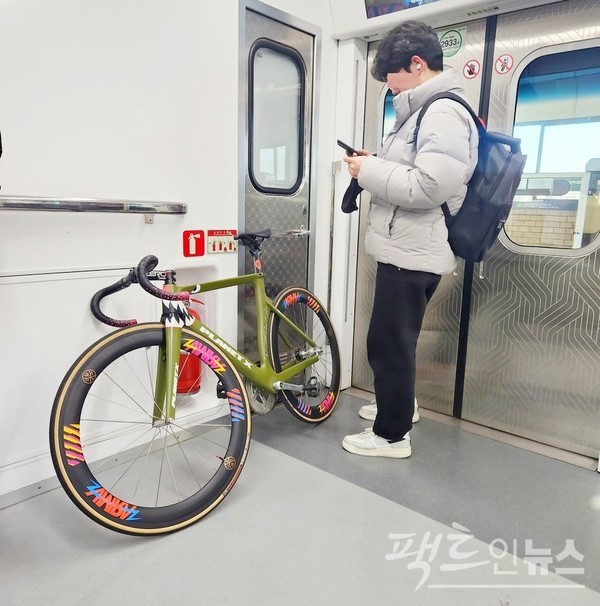 20대 청년이 일반 자전거를 휴대하고 평일 서울지하철 2호선을 탔다. 서울교통공사 지원이 직무를 태만해서다. 지하철 2호선은 접이식 외에는 평일 자전거 휴대 승차가 불가능하다. 주말과 공휴일 등에는 휴대 승차할 수 있다. [사진=정수남 기자]