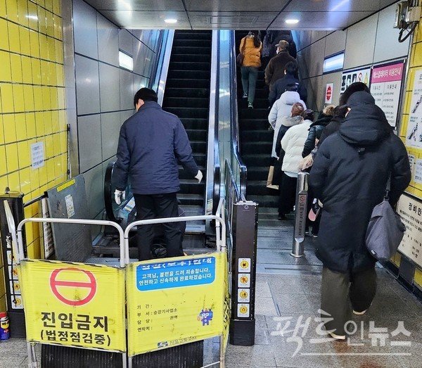 (위부터)2호선 홍대역 1번 출구와 8호선 남한산성입구역 1번 출구에 각각 있는 에스컬레이터는 일주일이 멀다 하고 고장이 난다. 남한산성입구역의 경우 지난해부터 올해 1월까지 5개월간 운행이 중단되기도 했다. [사진=정수남 기자]