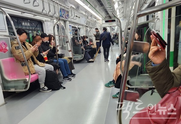 2호선 객차 안에 있는 먼지를 미화원이 제거하고 있지만, 설렁설렁이다. [사진= 정수남 기자]