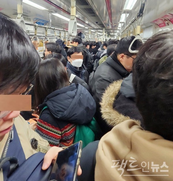 5시 30분에 모란역을 출발한 8호선 암사행 첫차가 수진역, 신흥역, 단대오거리역, 남한산성입구역, 산성역, 남위례역, 복정역을 거쳐 장지역에서 멈췄다. 6-4번 출입문이 닫히지 않아서다. 이 열차 운행 15분 만이다. 서울교통공사가 모란 차량기지에서 밤새 차량 점검을 하지 않았다는 뜻이다. 열차는 고장 조치 후 12분 늦게 출발했다. 게다가 기관사는 고장 5분이 지날 때까지 안내 방송을 하지 않았다. [사진=정수남 기자]