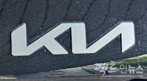 기아자동차가 지난해 사상 최고 실적을 또 달성했지만, 현대자동차와 함께 매출 각각 100조원 달성은 올해로 미뤘다. [사진=팩트인뉴스]