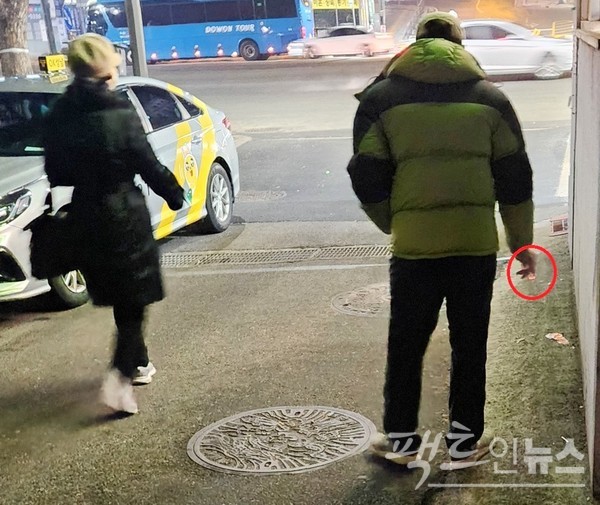 서울지하철 역 출입구과 출입구 사이 사각지대 사이 골목에서 60대 남성이 흡연하고 있다. [사진= 정수남 기자]