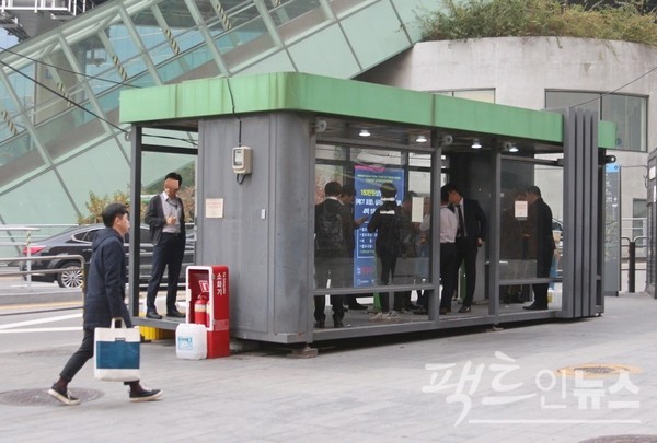주요 지자체 등이 관내를 금연구역으로 지정하면서, 곳곳에 흡연 공간을 마련했다. 서울 중구. [사진= 정수남 기자]