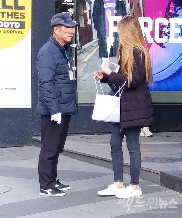 금연구역인 서울 강남대로 서초구 인도에서 구청 단속인과 20대 여성이 흡연과 관련해 실랑이하고 있다. [사진= 정수남 기자]