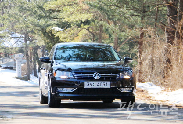 갈색의 택시가 스크린을 종횡무진 하지만, 엠불럼은 극 종반 한차례 등장한다. 폭스바겐 세단이다. 폭스바겐 파사트. [사진=정수남 기자]