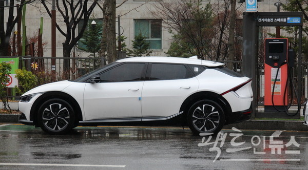 운전자가 EV6을 서울 용산 아모레퍼시픽 사옥 인근 가로 주차장에 주차하고 있다. [사진=정수남 기자]