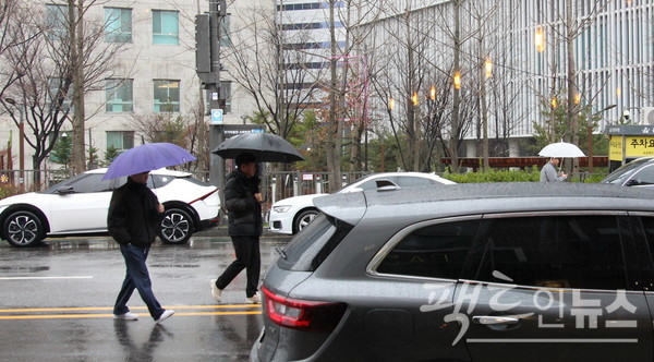 운전자가 충전기를 연결하고 볼일을 보러 가고 있다. 일을 보는 동안 충전으로 시간을 절약하는 셈이다. [사진=정수남 기자]