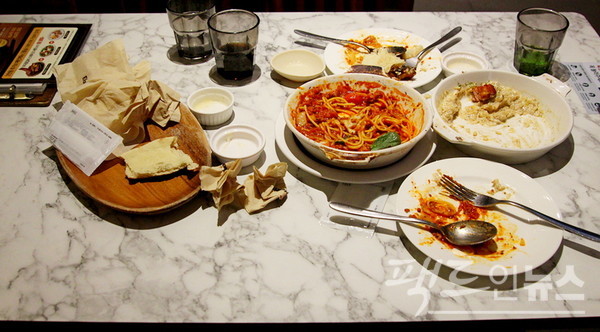 20대 여성 두 명이 파스타와 리조또를 주문했다. 이중 리조또는 1/3을, 파스타는 2/3를 남겼다. [사진=정수남 기자]