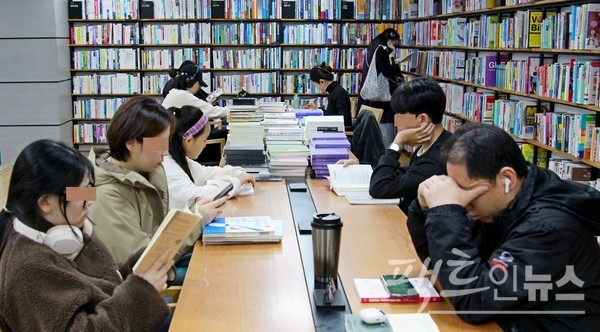 남녀노소가 독서 삼매경에 빠졌다. 최근 들어 많은 사람이 앉으나 서나 스마트전화기를 들여다보는 모습과는 대조적이다. [사진=정수남 기자]