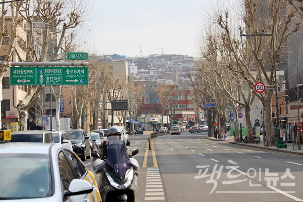 서울 종로 이화네거리에서 바라본 (위부터)혜화로터리 방향(대학로)과 동대문 방향. 가로수에 물이 올랐다. 행인의 옷도 전주보다 가벼워졌다. [사진= 정수남 기자]