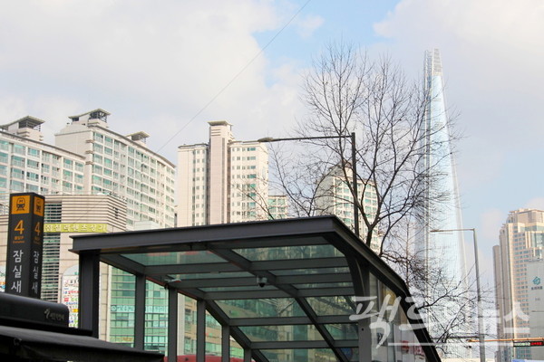 서울지하철 2호선 잠실새내역에서 바라본 롯데월드타워. 역시 가로수에 물이 오르고 있다. [사진= 정수남 기자]