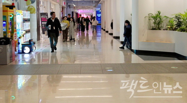 (위부터)지하철 2호선 승객, 삼성동 코엑스 광장과 코엑스몰 행인의 옷도 가벼워졌다. [사진= 정수남 기자]