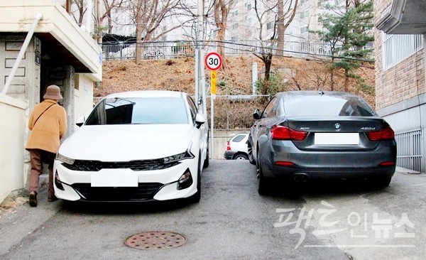 BMW 경유 차량(오른쪽)이 수도권 도시 주택가 골목을 막았다. [사진= 정수남 기자]