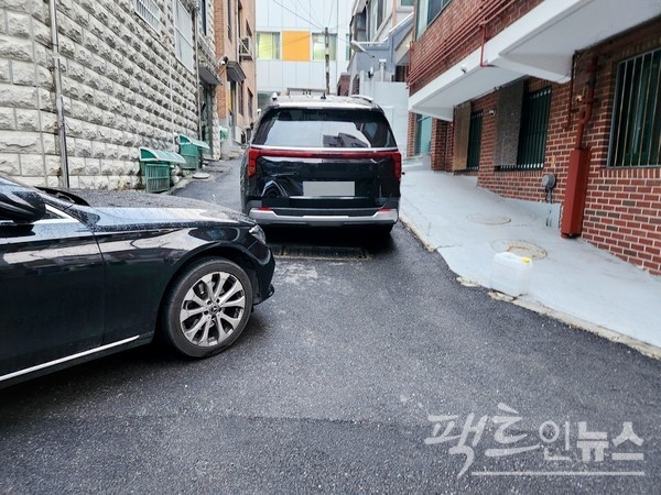 벤츠 세단도 수도권 도시 주택가 골목을 막았다. [사진= 정수남 기자]