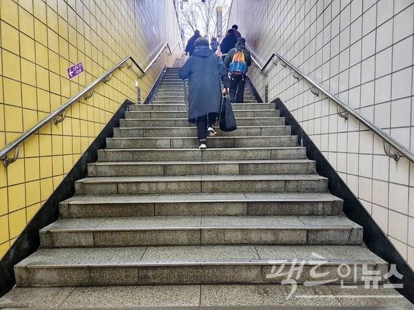 서울지하철 8호선 남한산성입구역 1번 출입구 에스컬레이터도 또 멈췄다. 이곳은 2022년 8월 하수부터 지난해 1월 하순까지 가동을 못했다. 이후 공사가 수리 후 운행했지만, 자주 멈춘다. 이로 인해 승객이 계단을 오르고 있다. [사진=정수남 기자]