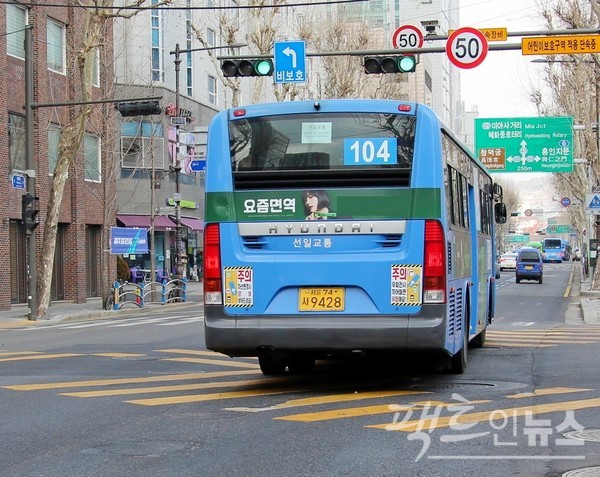 (위부터)프레시 매니저가 서울 중구 대학로 버스전용차로를 달리고 있다. 버스가 같은 도로를 50㎞로 달리고 있다. [사진=정수남 기자]