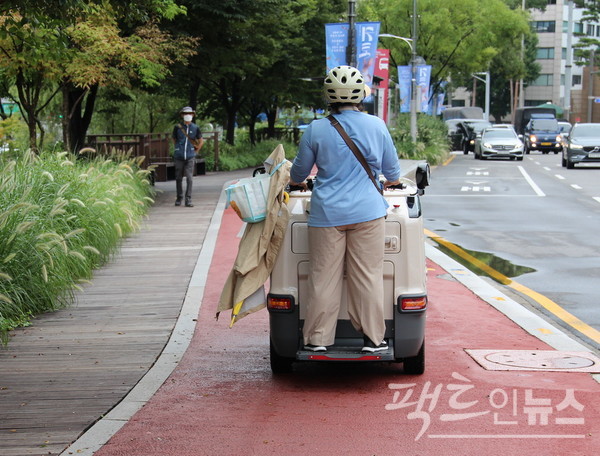 프레시 매니저가 전동카트를 타고 (위부터)경기 성남시 주택가 이면도로와 서울 중구 인도 등을 각각 달리고 있다. [사진=정수남 기자]