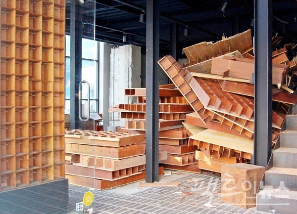 역시 1급 상권인 서대문구 신촌이다. 장신구 가게가 지난달 문을 닫았다. [사진= 정수남 기자]