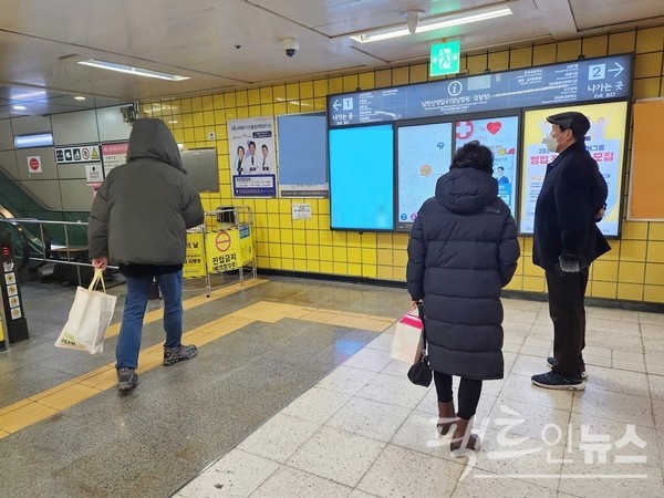 서울지하철 8호선 남한산성입구역 1번 출구에 있는 에스컬레이터는 자주 고장이 난다. 지난주에는 상대적으로 이용객이 적은 아첨에는 상하행을 모두 운행하고, 이용객이 많은 퇴근 시간에는 하행만 운행했다. 이곳은 한때 6개월 이삼 상하행이 모두 멈추기도 했다. 노인이 멈춘 상행 에스컬레이터를 바라보고 있다. [영상/사진=정수남 기자]