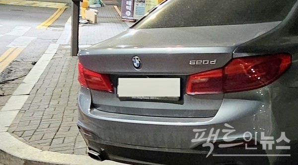 BMW 중형 경유 차량인 520d가 인도를 막았다. 520d 앞 가게가 밤 9시까지 영업하는 점을 고려하면, 이 520d가 밤새 보행을 방해한 셈이다. [사진=정수남 기자]