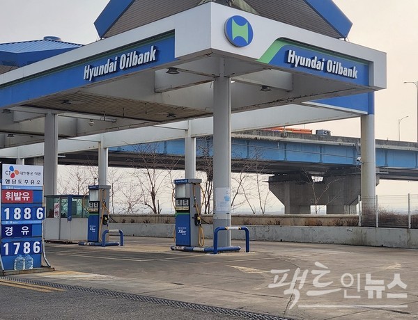 행담도휴게소에 자리한 현대오일뱅크 폴 주유소의 12일 유가다. 이날 전국 평균보다 휘발유가 15.1%(247원), 경유가 16%(246원) 각각 비싼 1886원, 1786원이다. [사진=정수남 기자]