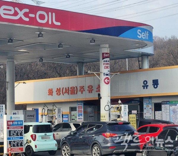행담도 휴게소에 자리한 현대오일뱅크 폴 주유소에서 서울 방향으로 24㎞ 떨어진 화성휴게소의 EX-OIL 폴 주유소의 같은 날 유가다. 행담도 휴게소에 자리한 현대오일뱅크 폴 주유소보다 각각 16.5%(309원), 17.3%(309원) 저렴한 1577원, 1477원이다. [사진=정수남 기자]