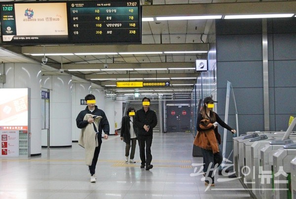 다만, 이날 서울 낮 기온이 12℃로 포근했다. 서울지하철이 객차에 냉방기를 가동한 이유다, 아울러 많은 시민이 옷을 가볍게 입거나, 외투를 벗었다.  [영상/사진=정수남 기자]