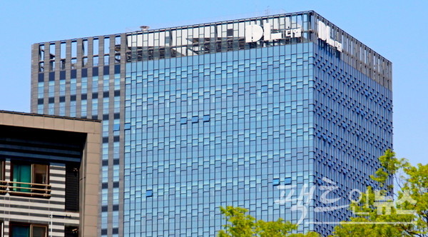 국내 유가증권시장에서 DL이앤씨(대표이사 마창민)의 주가가 우상향 곡선을 그리고 있다. 올해 실적이 크게 개선할 것이라는 전망 때문이다. 서울 서대문 DL 사옥. [사진=팩트인뉴스]