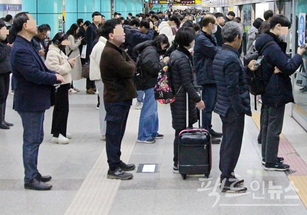열차를 기다리면서 스마트전화기 이용은 필수다. [사진= 정수남 기자]