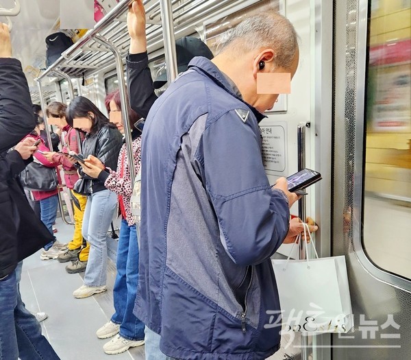 대부분 승객이 열차를 타고도 스마트전화기 삼매경이다. [사진= 정수남 기자]