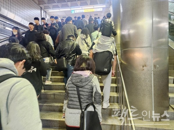 이로 인해 승객이 계단을 오르고 있다. [사진= 정수남 기자]