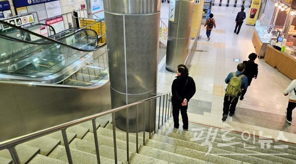 상대적으로 교통 약자인 노인이 고장 난 에스컬레이터를 무심하게 바라보고 있다. [사진= 정수남 기자]