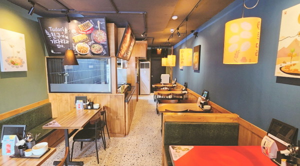 지난해 새단장한 투다리 노후점포 실내. [사진=투다리]