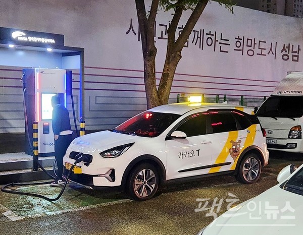 충전을 마치고 택시 기사가 충전 케이블을 제거하고 있다. [사진=정수남 기자]