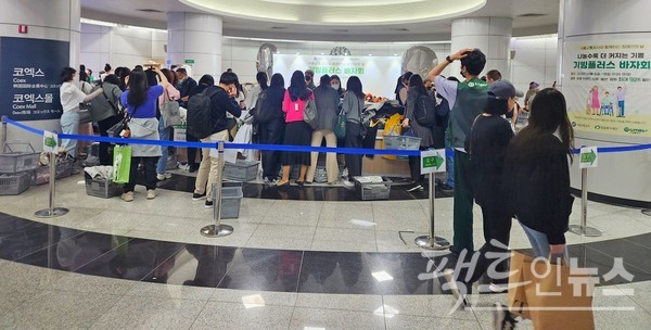 서울교통공사, 밀알복지재단, 기빙플러스 등이 서울지하철 9호선 봉은사역사에서 20일 장애인의 날을 앞두고 바자를 열었다. 서울교통공사 등이 옷과 잡화 등을 최대 90% 할인 판매한다. 서울교통공사 등이 여기서 발생한 수익금을 장애인을 위해 사용한다. ESG 경영이다. [사진=정수남 기자]