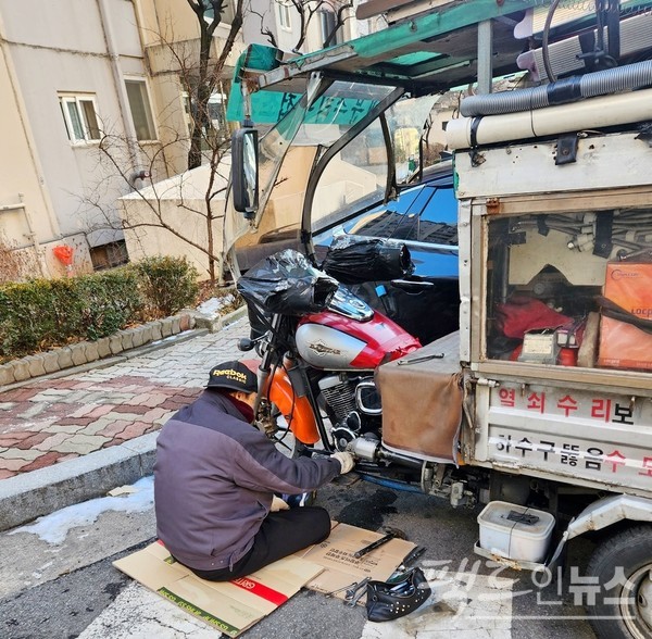 이륜차를 이용해 하수구와 변기 등을 뚫는 한 70대 자영업자가 엔진 등을 수리하고 있다. [사진= 정수남 기자]