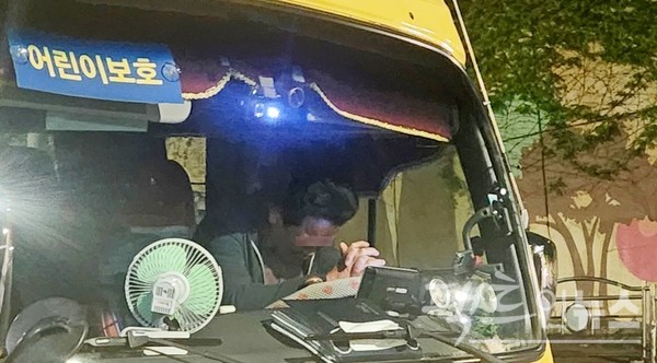 어린이 보호를 부착한 영어학원 차량이다. 60대 운전자가 운행 전 열심히 기도하고 있다. ‘오늘도 무사히’라며 안전 운전을 기원하듯. 운전자의 기도가 3분간 이어졌다. 이어 운전자가 차량의 시동을 걸고 출발했다. [사진= 정수남 기자]