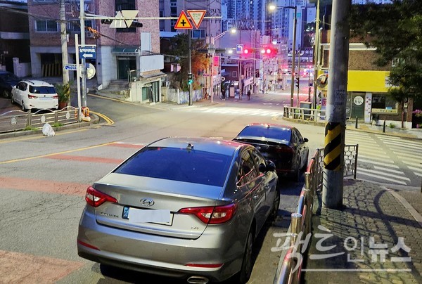 다만, 운전자가 50ｍ를 달린 이후, 지선 네거리에서 불법 유턴을 했다. 기도 후 10초도 안 돼 안전 운전이 끝난 셈이다. 이곳은 비보호 우회전 구간이며, 도로는 편도 2차선이지만 4차선 넓이다. 아울러 이곳은 학교가 3곳(초교 3곳, 중 1곳) 밀집한 어린이보호구역이다. [사진= 정수남 기자]