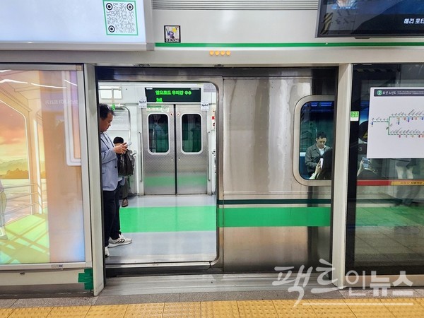 ​지하철 2호선 홍대입구역이다. 23일 06시42분 신촌역 방향 열차가 지하철 출입문과 스크린도어가 맞지 안았지만, 지하철 출입문을 개방했다. [사진=정수남 기자]