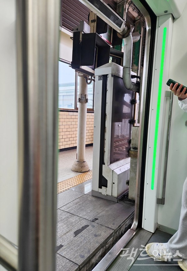 지하철 2호선 성수역이다. 잠실 방향 열차가 두세번의 간격 조정으로 출입문을 열었다. [사진=정수남 기자]