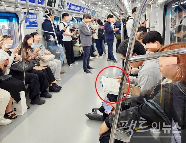 앉거나 서거나 모두 스마트전화기에 몰두하고 있다. 가끔 책을 보는 승객(빨간원)도 있기는 하다. . [사진= 정수남 기자]